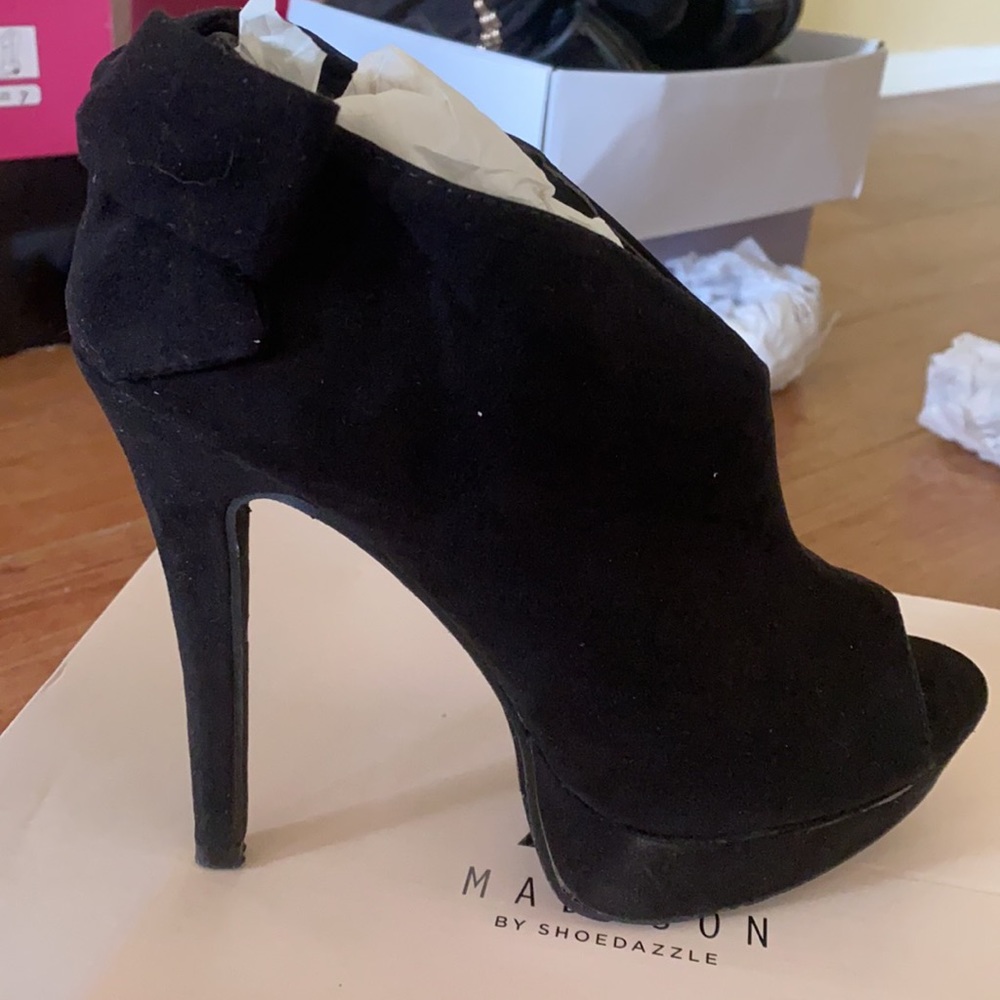Black heel bootie